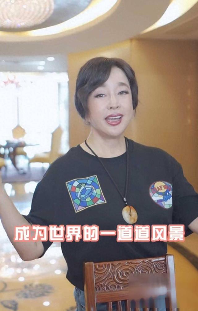 刘晓庆把向太夸成双手托腮的少女 赞美功力震撼全场  第1张