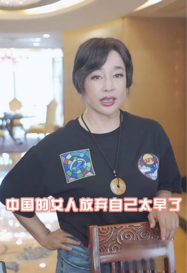 刘晓庆把向太夸成双手托腮的少女 赞美功力震撼全场  第9张